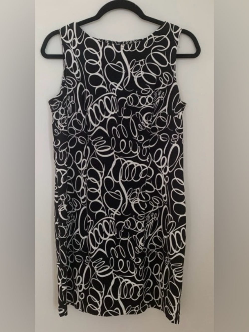 Black and White Sleeveless Swirl Pattern Dress